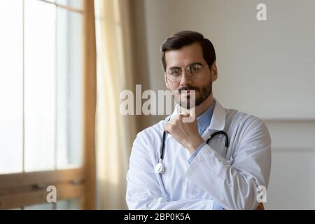 Portrait d'un médecin masculin sérieux posé à l'hôpital Banque D'Images