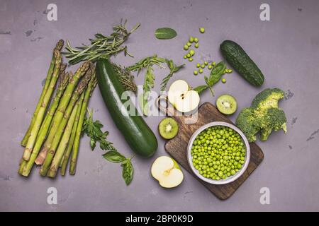 Légumes verts frais biologiques et épices sur table en pierre grise. Banque D'Images