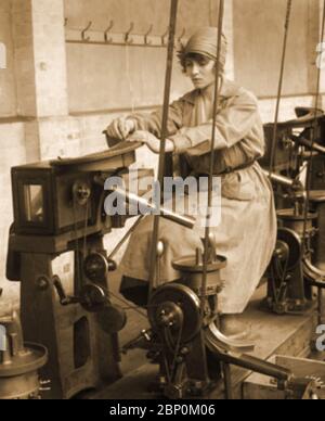 WWI - INSTALLATIONS DE MUNITIONS AU ROYAUME-UNI. - UNE femme (connue sous le nom de Munitioneer) au travail pendant la première Guerre mondiale en utilisant une machine à cartouches Banque D'Images