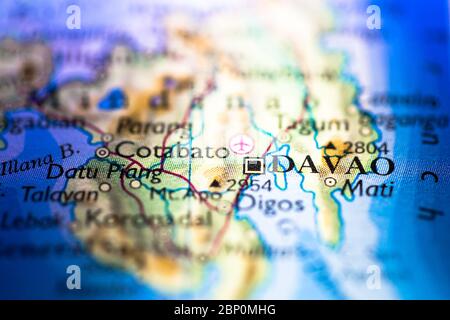 Faible profondeur de champ accent sur la carte géographique de la ville de Davao à Mindanao Philippines continent asiatique sur atlas Banque D'Images