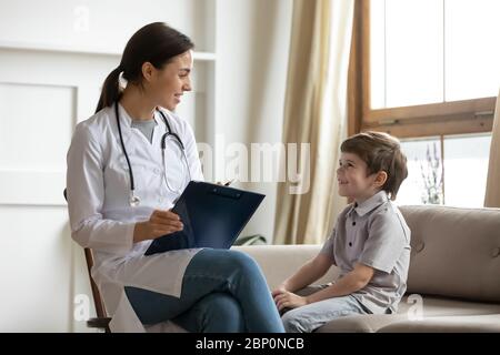 Femme médecin pédiatrique consulter un petit garçon Banque D'Images