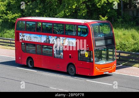 Publicité cinéma pour Doolittle par Robert Downey; 2009 Alexander Dennis Enviro rouge Double decker de luxe PSV bus voyageant sur la M6 Manchester, Royaume-Uni Banque D'Images