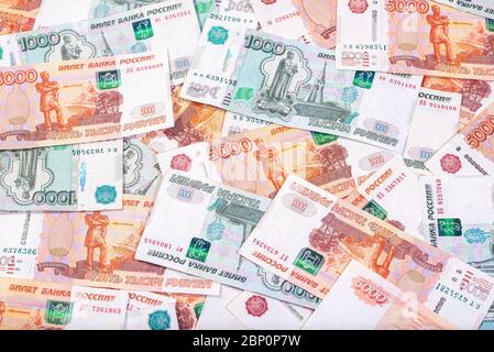 Contexte des billets de cinq mille roubles russes en surface Banque D'Images