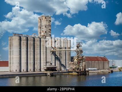 Silos à grains de béton dans le port Banque D'Images