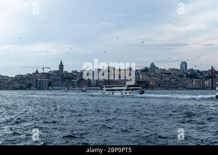 Traversée du détroit du Bosphore à Istanbul, Turquie. Juillet 2019 Banque D'Images