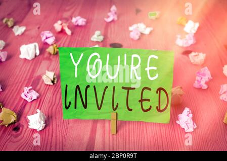 L'écriture de texte Word vous êtes invité. Photo d'affaires mettant en faire une demande à quelqu'un d'amical poli aller quelque part Banque D'Images