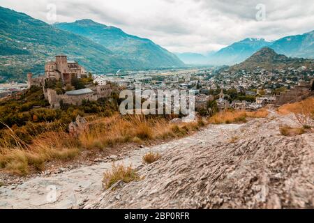 Sion, Suisse : Panorama de la ville de Sion, de la vallée du Rhône et de la basilique médiévale de la Valère vue depuis la colline du château de Tourbillon, canton du Valais Banque D'Images