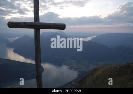 Panorama avec une croix de pointe sur Fronalpstock surplombant le lac de Lucerne et un paysage suisse typique avec des montagnes et des lacs. Banque D'Images