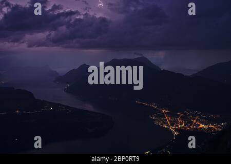 Puissant orage avec des flashs vus du sommet de la montagne Fronalpstock en Suisse créant un paysage magnifique Banque D'Images