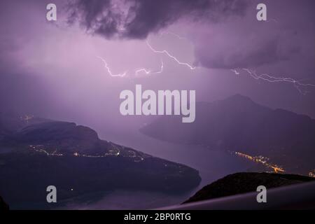 Puissant orage avec des flashs vus du sommet de la montagne Fronalpstock en Suisse créant un paysage magnifique Banque D'Images