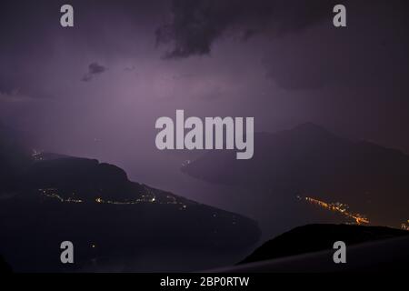 Puissant orage avec des flashs vus du sommet de la montagne Fronalpstock en Suisse créant un paysage magnifique Banque D'Images