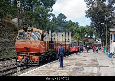 Train de jouets Kalka Shimla route debout sur la gare de l'État de colline Himachal Pradesh Banque D'Images