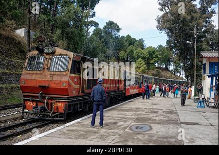 Train de jouets Kalka Shimla route debout sur la gare de l'État de colline Himachal Pradesh Banque D'Images