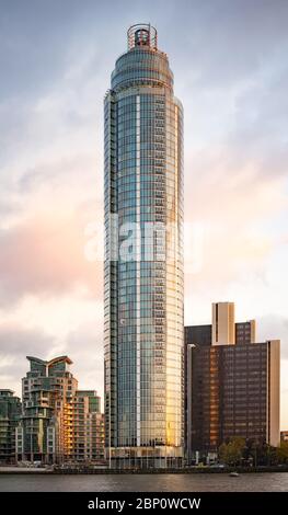 Vue imprenable sur la tour du quai St George illuminée par un beau coucher de soleil. La tour du quai St George est également connue sous le nom de tour Vauxhall. Banque D'Images