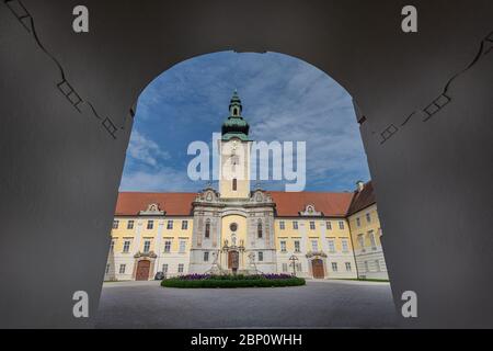 L'abbaye de Seitenstetten (en allemand : Stift Seitenstetten) est un monastère bénédictin situé à Seitenstetten, dans la région de Mostviertel, en Basse-Autriche. Banque D'Images