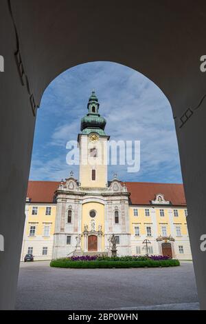 L'abbaye de Seitenstetten (en allemand : Stift Seitenstetten) est un monastère bénédictin situé à Seitenstetten, dans la région de Mostviertel, en Basse-Autriche. Banque D'Images