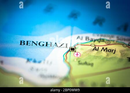 Faible profondeur de champ accent sur la carte géographique de la ville de Benghazi en Libye Afrique continent sur atlas Banque D'Images