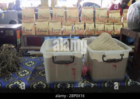 Poudre de kava en vente sur le marché de Sigatoka, Coral Coast, Viti Levu, Fidji, Pacifique Sud. Banque D'Images