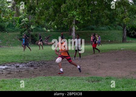 Les hommes fidjiens jouent au rugby dans le parc local de Sigatoka (Singatoka), Fidji. Banque D'Images