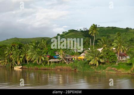 Vue sur la rivière Sigatoka vers le village local, Singatoka, Fidji. Banque D'Images