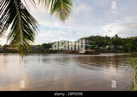 Vue sur la rivière Sigatoka vers la ville de Singatoka, Fidji. Banque D'Images