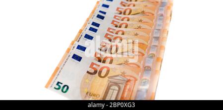50 billets en euros en configuration sur fond blanc. Billet de banque en euros dans le cadre du système économique et commercial. Gros plan. Banque D'Images