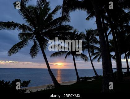 Coucher de soleil sur la plage de Bedarra, Korotogo, Coral Coast, Viti Levu, Fidji, Pacifique Sud. Banque D'Images