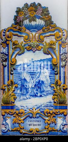 PINHAO, PORTUGAL - 26 FÉVRIER 2017 : azulejos à la gare de Pinhao, vallée du Douro, au Portugal Banque D'Images