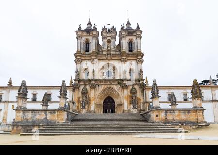 ALCOBACA, PORTUGAL - 25 FÉVRIER 2017 : le monastère d'Alcobaca, une église catholique romaine située dans la ville d'Alcobaca, au Portugal Banque D'Images