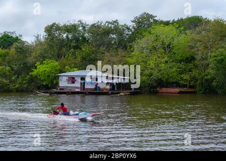 Vivant sur des maisons flottantes sur l'Amazonas près de Manaus, l'Amazone, le Brésil, l'Amérique latine Banque D'Images