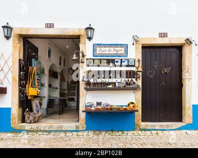 OBIDOS, PORTUGAL - 25 FÉVRIER 2017 : boutique d'artisanat à Obidos, Portugal Banque D'Images