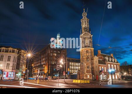 Tour Munt ou Munttoren dans le centre historique d'Amsterdam, ville nocturne, pays-Bas. Banque D'Images