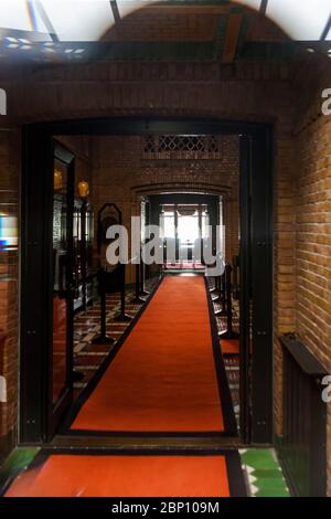 Le hall d'entrée sombre et plutôt sombre du Jachthuis Sint Hubertus, ancienne résidence d'Hélène et d'Anton Kröller-Müller, dans la nation de Hoge Veluwe Banque D'Images