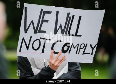 Photos d'un manifestant à Glasgow Green, contre le blocage pandémique du coronavirus. Banque D'Images