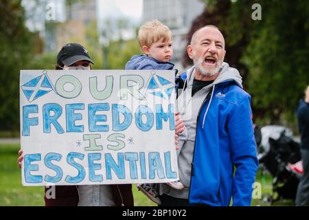 Photos d'un manifestant à Glasgow Green, contre le blocage pandémique du coronavirus. Banque D'Images