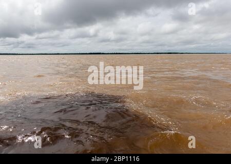 Encontro das águas, la rencontre des eaux, fleuve Amzon, Manaus, Etat Amazone, Brésil, Amérique latine Banque D'Images