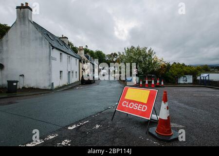 Panneau fermé dans le village de Plockton, dans les Highlands, où il n'y a pas de touristes en raison du confinement en cas de pandémie du coronavirus. Banque D'Images