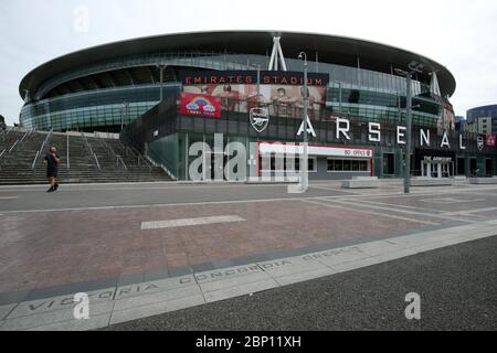 Une bannière NHS devant Emirates Stadium, domicile d'Arsenal, aurait dû voir Arsenal prendre Watford dans ce qui aurait été leur dernier match de la Premier League de la saison 19/20. Banque D'Images