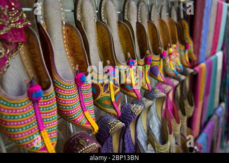 Chaussons colorés à vendre à Souk, Deira Souk, Dubaï, Émirats arabes Unis Banque D'Images