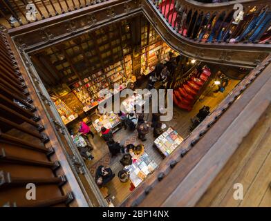 PORTO, PORTUGAL - 27 FÉVRIER 2017 : en regardant les escaliers à l'intérieur de la librairie Lello, célèbre librairie à Porto, Portugal Banque D'Images