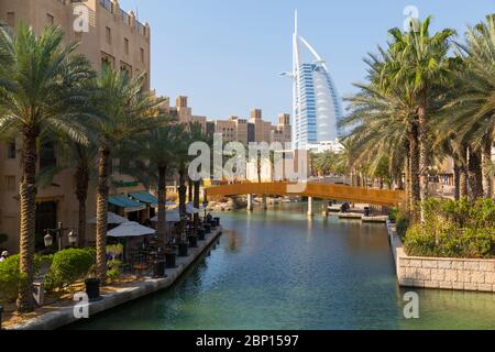 Vue sur le Burj Al Arab de Madinat Jumeirah, Dubaï, Émirats arabes unis, Moyen Orient Banque D'Images