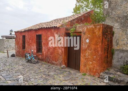 Superbe bâtiment historique sur la Calle de los Suspiros à Colonia del Sacramento, Uruguay. Mars 2020 Banque D'Images