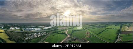 Vue panoramique aérienne de la nouvelle route d'accès sud de Wichelstowe (WSA), interprétation à Swindon, Wiltshire Banque D'Images