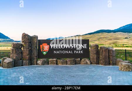 Panneau yellowstone Park à l'entrée, Wyoming, usa. Banque D'Images