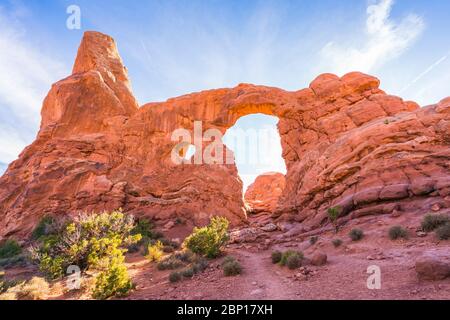 Arche de tourelle le jour ensoleillé, Parc national d'Arches, Utah, états-unis. Banque D'Images