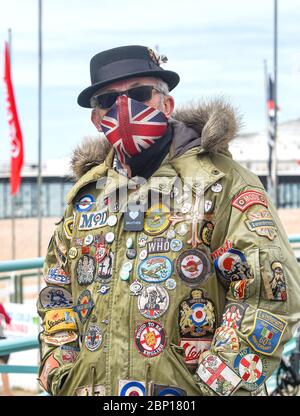 Brighton Royaume-Uni 17 mai 2020 - UN Mod portant un masque Union Jack sur le front de mer de Brighton, assez calme aujourd'hui à l'heure du déjeuner, par une chaude journée avec un mélange de soleil et de nuages le premier week-end après que les gouvernements aient eu un léger assouplissement des restrictions de verrouillage en Angleterre pendant La pandémie du coronavirus COVID-19 . Crédit : Simon Dack / Alamy Live News Banque D'Images