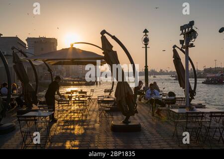 Vue sur le café Creekside et les bateaux sur Dubai Creek au coucher du soleil, Bur Dubai, Dubaï, Émirats arabes Unis, Moyen-Orient Banque D'Images