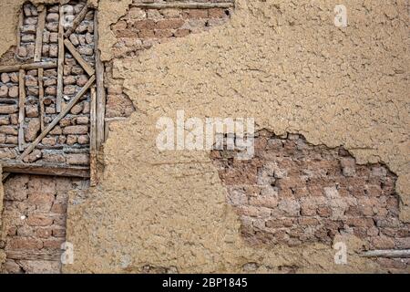 Détail du mur de briques de boue abîmé d'une ancienne maison dans le quartier d'Odun Pazari à Eskisehir, Turquie. Banque D'Images