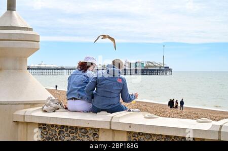 Brighton UK 17 mai 2020 - Brighton Beach et front de mer sont assez calmes à l'heure du déjeuner, par une chaude journée avec un mélange de soleil et de nuages le premier week-end après les gouvernements légère détente des restrictions de verrouillage en Angleterre pendant la pandémie de coronavirus COVID-19 . Crédit : Simon Dack / Alamy Live News Banque D'Images