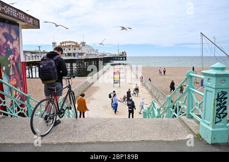 Brighton UK 17 mai 2020 - Brighton Beach et front de mer sont assez calmes à l'heure du déjeuner, par une chaude journée avec un mélange de soleil et de nuages le premier week-end après les gouvernements légère détente des restrictions de verrouillage en Angleterre pendant la pandémie de coronavirus COVID-19 . Crédit : Simon Dack / Alamy Live News Banque D'Images